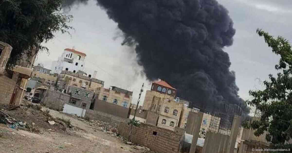 Israele bombarda lo Yemen, raid sull’aeroporto controllato dagli Houthi: “Distrutti terminal e aerei civili”