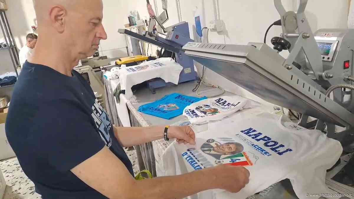 Il tifo batte la scaramanzia, a Napoli si producono già le magliette col quarto scudetto e l’effigie di Conte