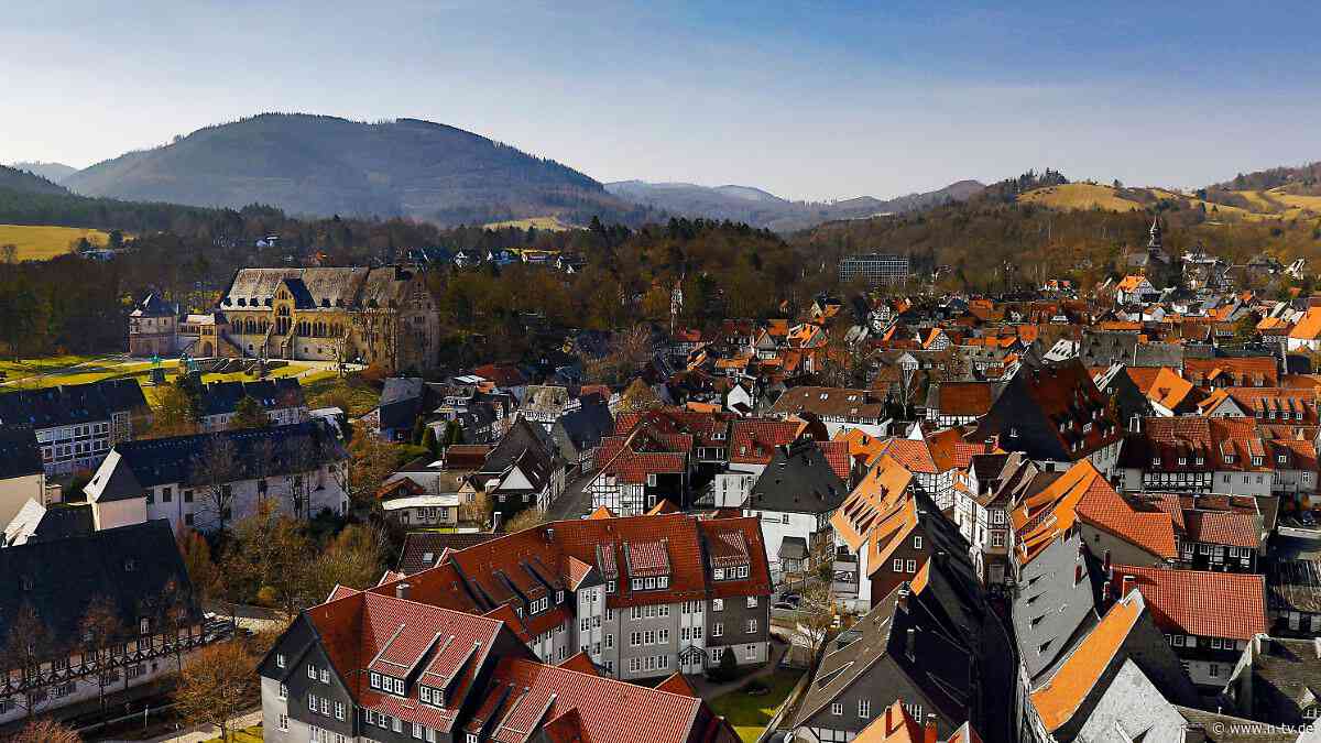 Ehemann festgenommen: Frau stürzt brennend aus Fenster und stirbt