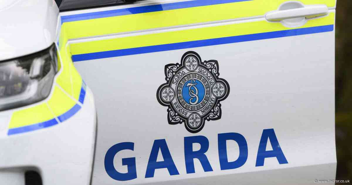 Cops rush to stop bus as passenger 'refused to put cheese and onion crisps away'