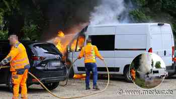 Kleintransporter fängt in Oberbayern Feuer: Ersthelfer mit riskantem Löschangriff