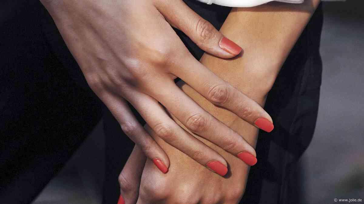 Urlaubs-Maniküre 2025: So gelingen die Sunset Orange Nails