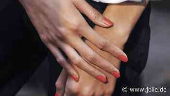 Urlaubs-Maniküre 2025: So gelingen die Sunset Orange Nails