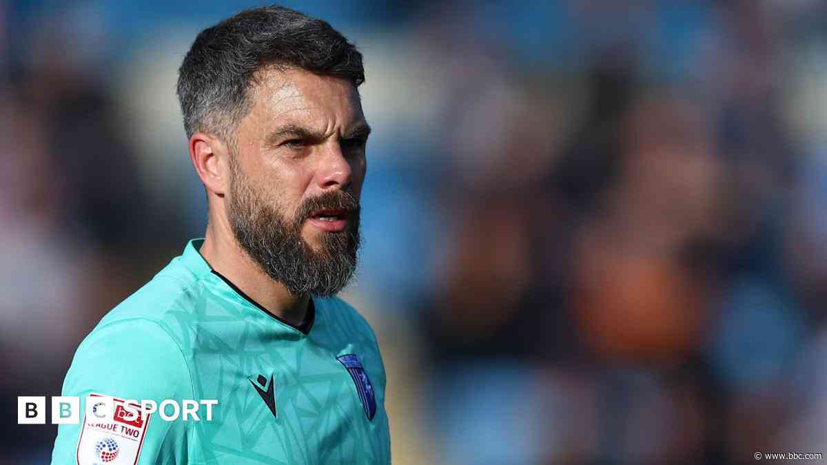 Veteran keeper Morris signs new Gills contract
