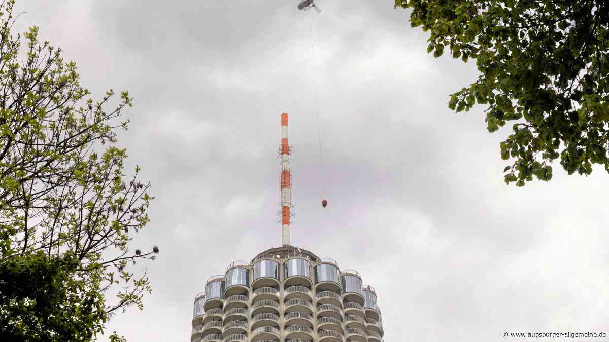 Ein Helikopter umschwirrt wieder den Augsburger Hotelturm - das ist der Grund