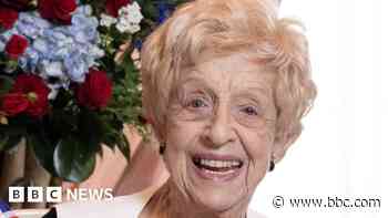 WW2 veteran recalls 'climbing window ledge' on VE Day