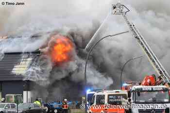 Nach Explosion erfasst Feuer Werkstattgebäude