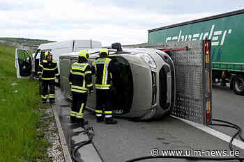 Anhänger mit Auto kippt auf der A8 bei Dornstadt um