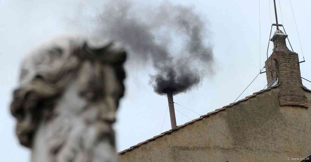 De witte rook in het Vaticaan lijkt een traditie uit oude tijden, maar hoe lang bestaat het eigenlijk echt – en hoe lang nog?