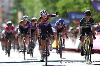 Femke Gerritse klopt Marianne Vos in de sprint en is meteen de nieuwe leidster in Vuelta voor vrouwen: “Niet verwacht”