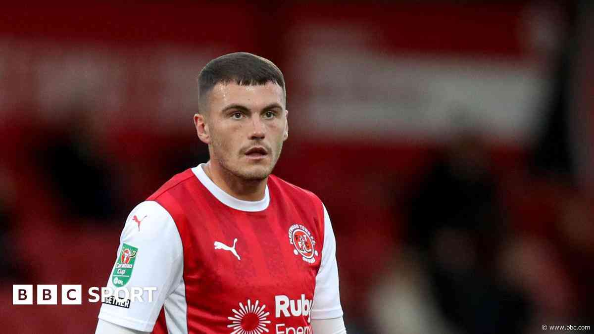 Graydon to stay at Fleetwood for another season