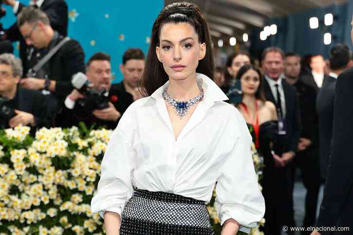 Anne Hathaway vestida por Carolina Herrera en la Met Gala