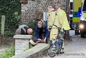 Ambulanciers en jongeren redden vrouw (47) die met fiets in water van kasteelgracht valt