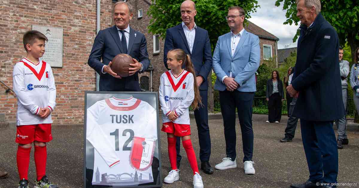 Bijzonder bliksembezoek Tusk aan Driel: ‘Er was niet eens tijd de kerk Polen van Driel binnen te gaan’