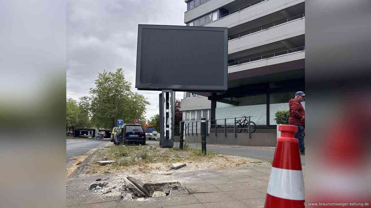 Bus fährt gegen Werbetafel in Braunschweig – drei Verletzte