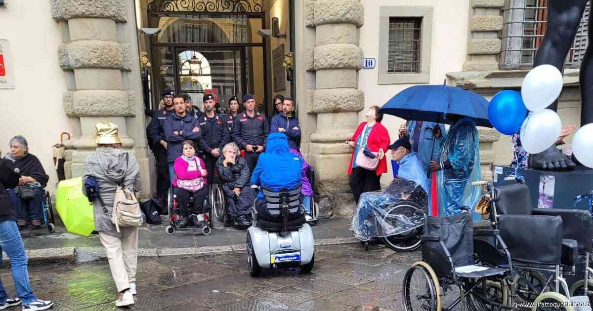 Firenze, presidio di persone con disabilità davanti alla Regione: “Per tre ore sotto la pioggia, accerchiati dalla polizia”