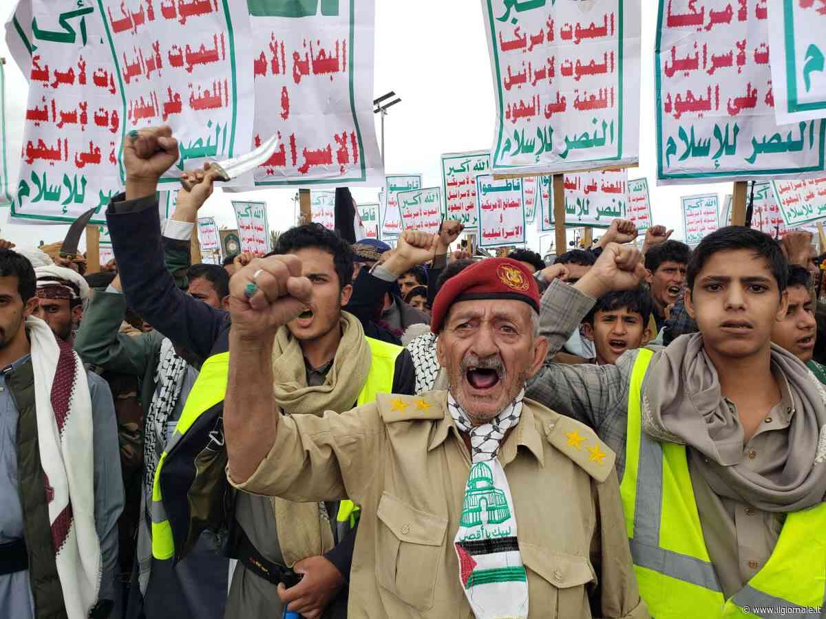 L'annuncio di Trump: "Gli Houthi si sono arresi, stop ai bombardamenti"