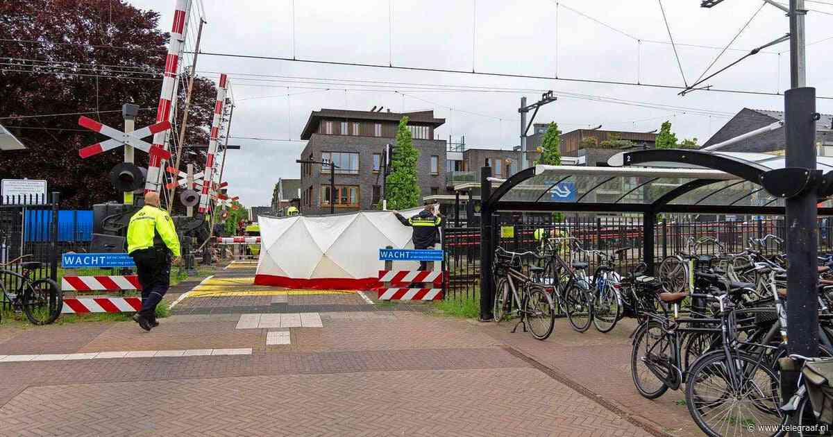 Vrouw meegesleurd door langsrijdende trein in Heiloo