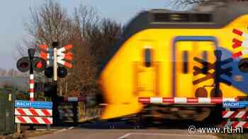 Vrouw die aan verkeerde kant slagboom stond, aangereden door trein en overleden