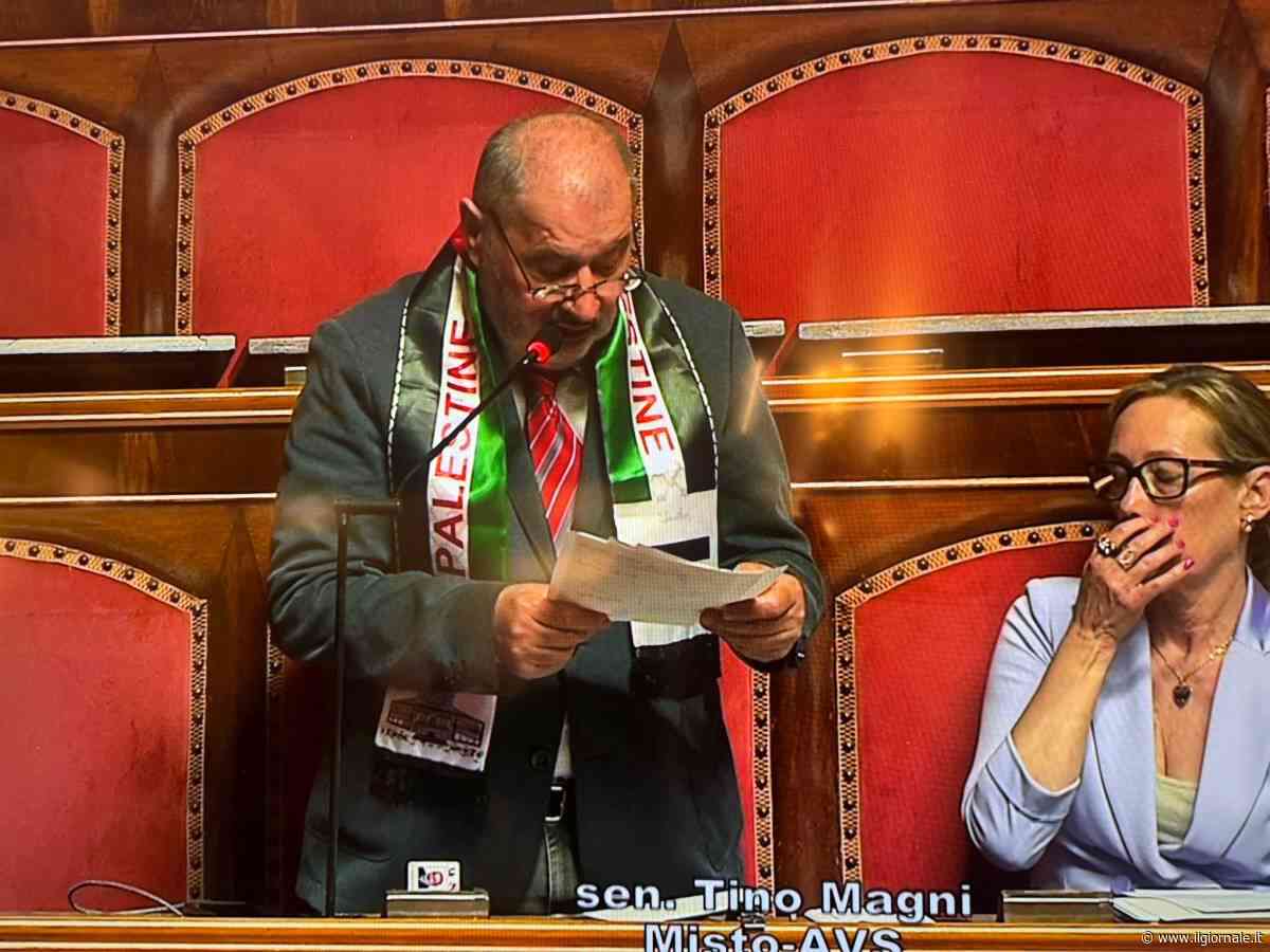 Un senatore della sinistra in Aula con la sciarpa dei palestinesi