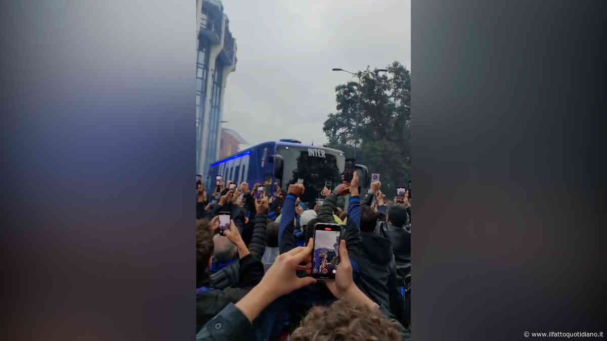 Champions League, cori e fumogeni: così centinaia di tifosi accolgono il bus dell’Inter a San Siro – Video