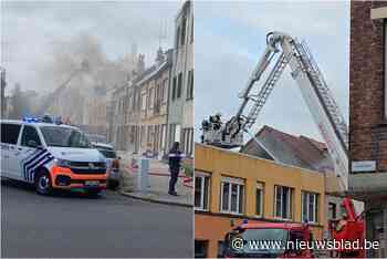 Volledige straat gehuld in rook door complexe brand in leegstaand pand