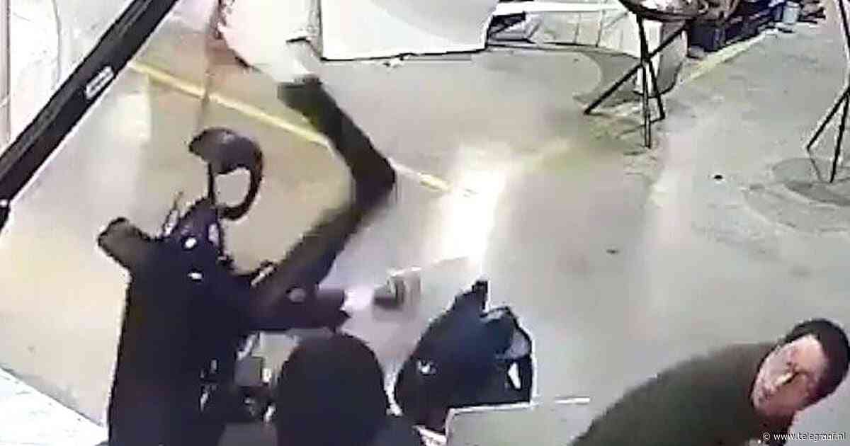 Robot slaat op hol bij Chinese fabrikant en valt personeel aan