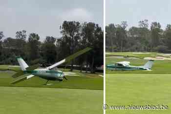 Vliegtuig maakt op spectaculaire wijze noodlanding op golfbaan
