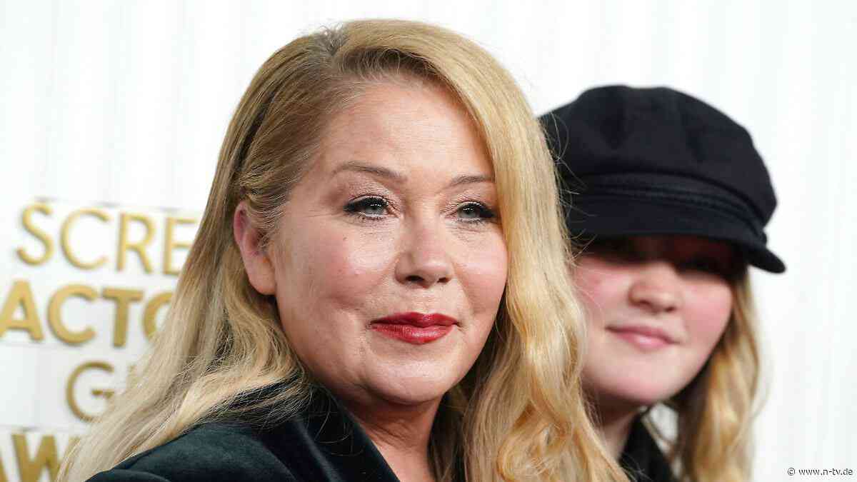 "Verlasse das Haus nicht mehr": Christina Applegate wegen MS den Tränen nahe