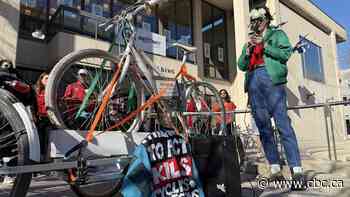Winnipeg cyclists decry delay of Wellington Crescent safety report