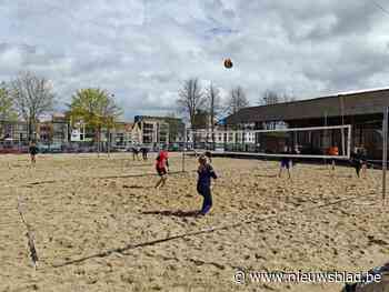 700 ton zand ligt te wachten in Gentbrugge: elke vrijdag kan je er beachvolleyballen na het werk