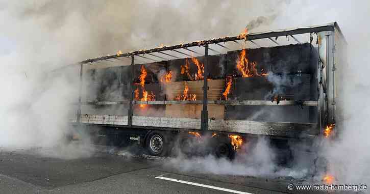 Holztransport brennt auf Autobahn