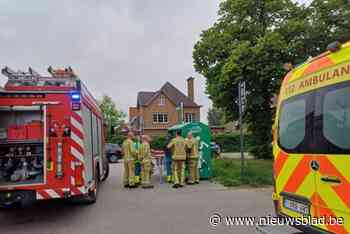 Man zit met hoofd vast in kledingcontainer, brandweer kan hem uit benarde situatie halen