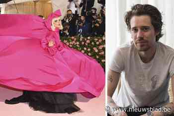 Stylist Tom Eerebout glipte stiekem binnen op Met Gala... onder de rok van Lady Gaga