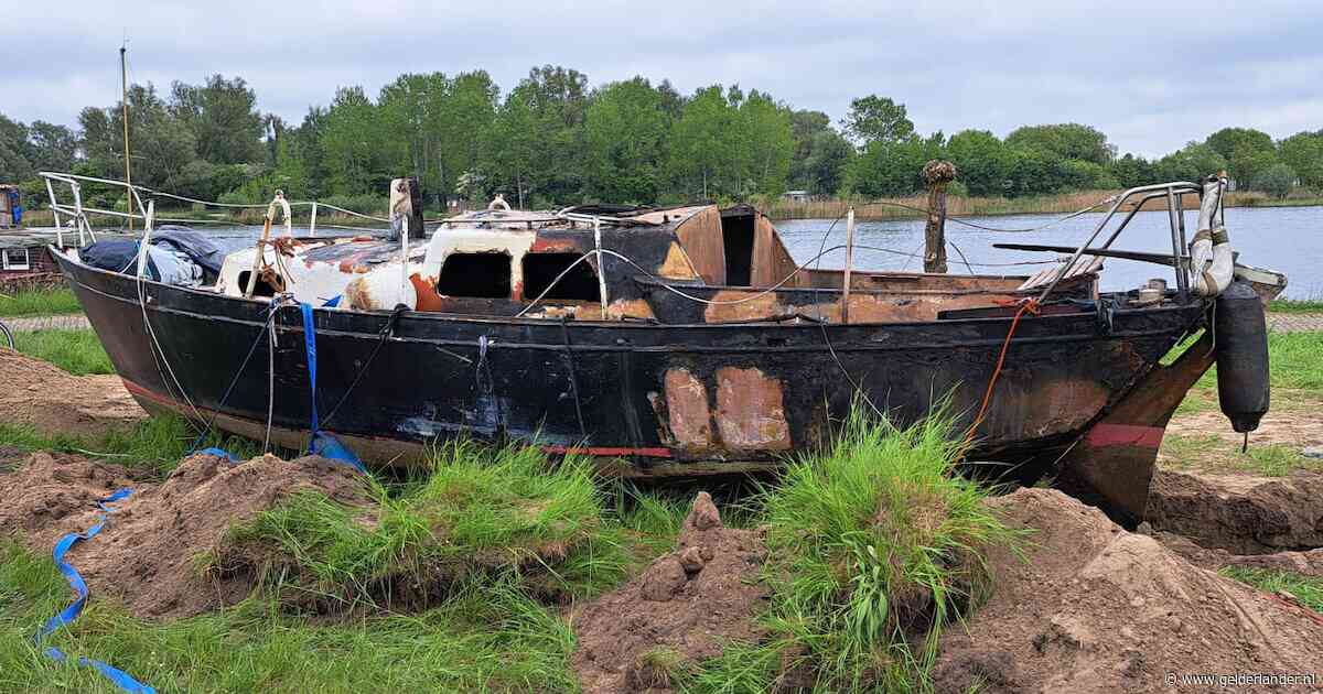 Dode en zwaargewonde door explosie en brand op boot in Flevoland