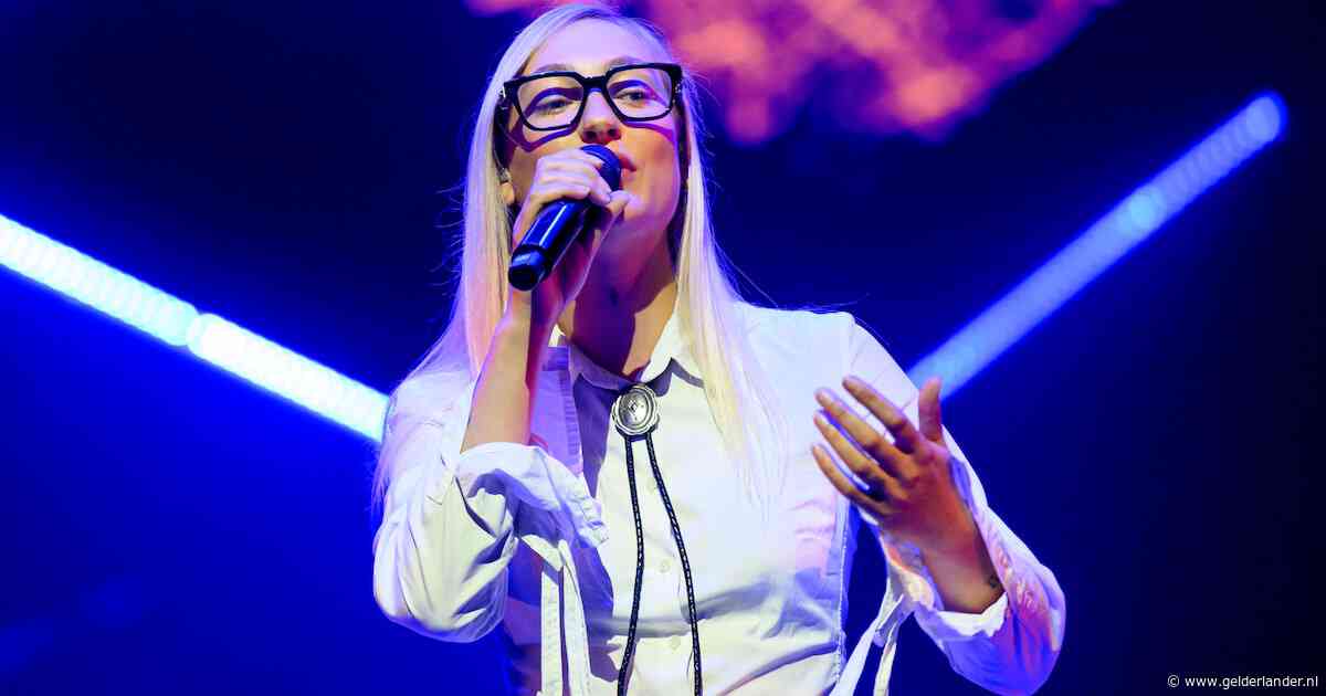 Zangeres S10 pakt optredens weer op na heftige tijd, Paradiso wordt de eerste