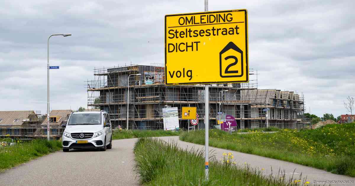 Auto’s tegen verkeer in en toeterende vrachtwagens: omwonenden vrezen ongelukken op smalle dijk