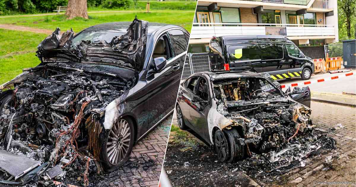 Meerdere auto’s gaan in vlammen op in Arnhem
