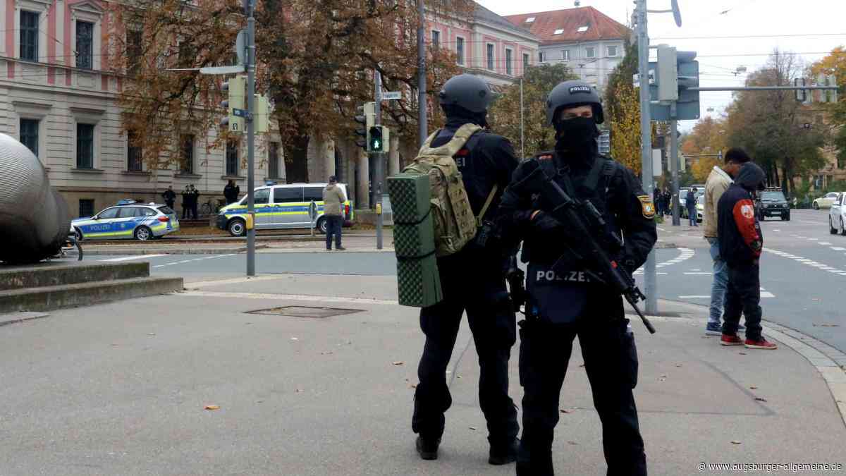 Augsburger Rathausplatz im Fokus: Wie die Polizei mit Bombendrohungen umgeht