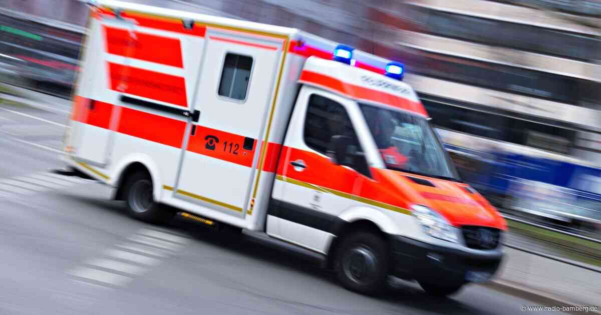 Auto fährt in Haltestelle – mehrere Verletzte