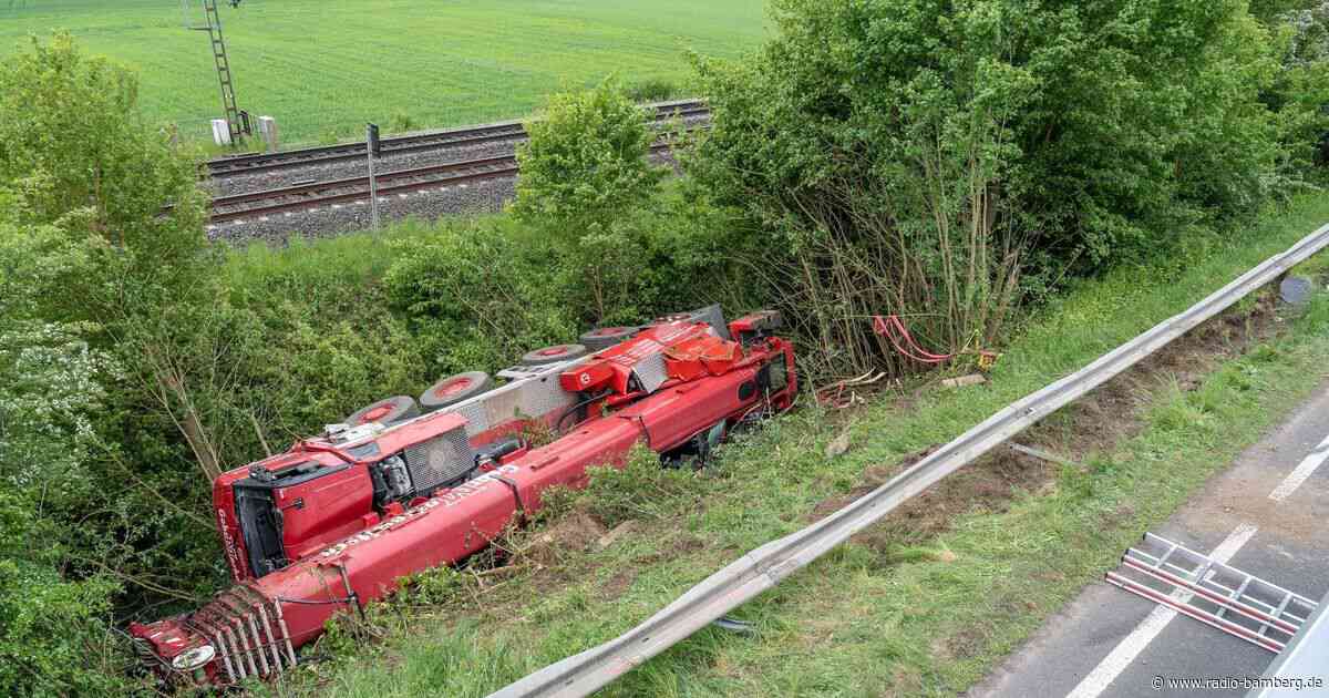 48-Tonnen- Autokran landet im Graben