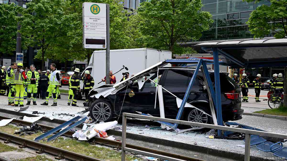 Drei Schwerverletzte: Auto fährt in München in Haltestelle
