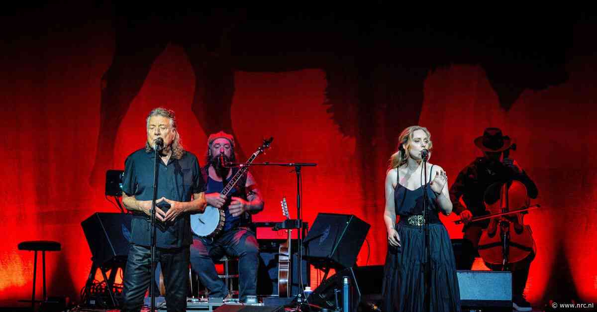Hoe bescheiden Robert Plant ook is, hij hoeft maar met zijn dunne beentjes te wiegen en heel Carré weet: daar staat de legendarische zanger van Led Zeppelin