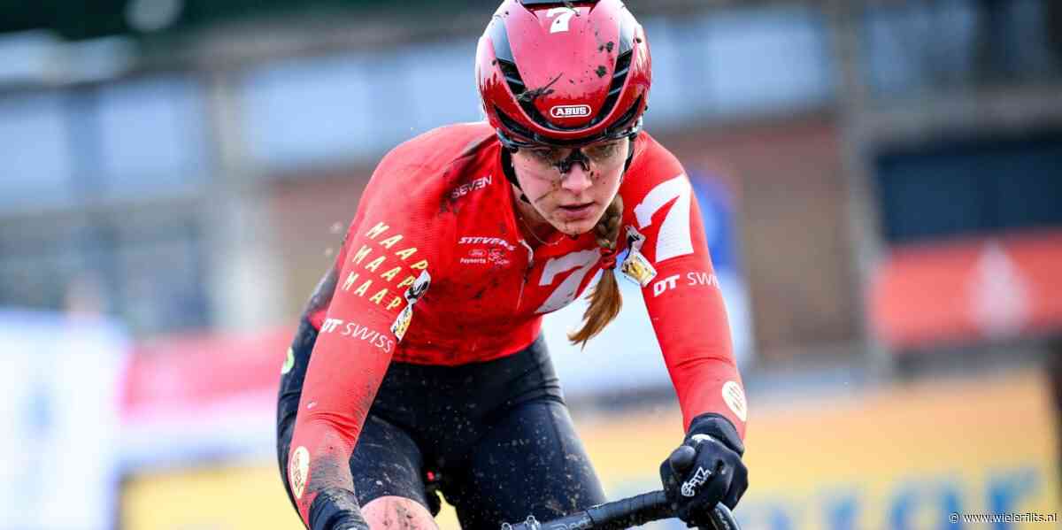 Bizarre beelden: toeschouwer valt, komt terecht in peloton en veroorzaakt val in Vuelta Feminina