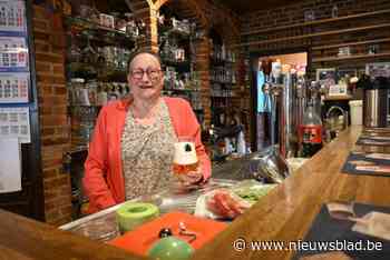 Metje (80) staat 40 jaar achter de toog en viert dat met driedaags feest: “Ze krijgen mij hier niet meer weg”