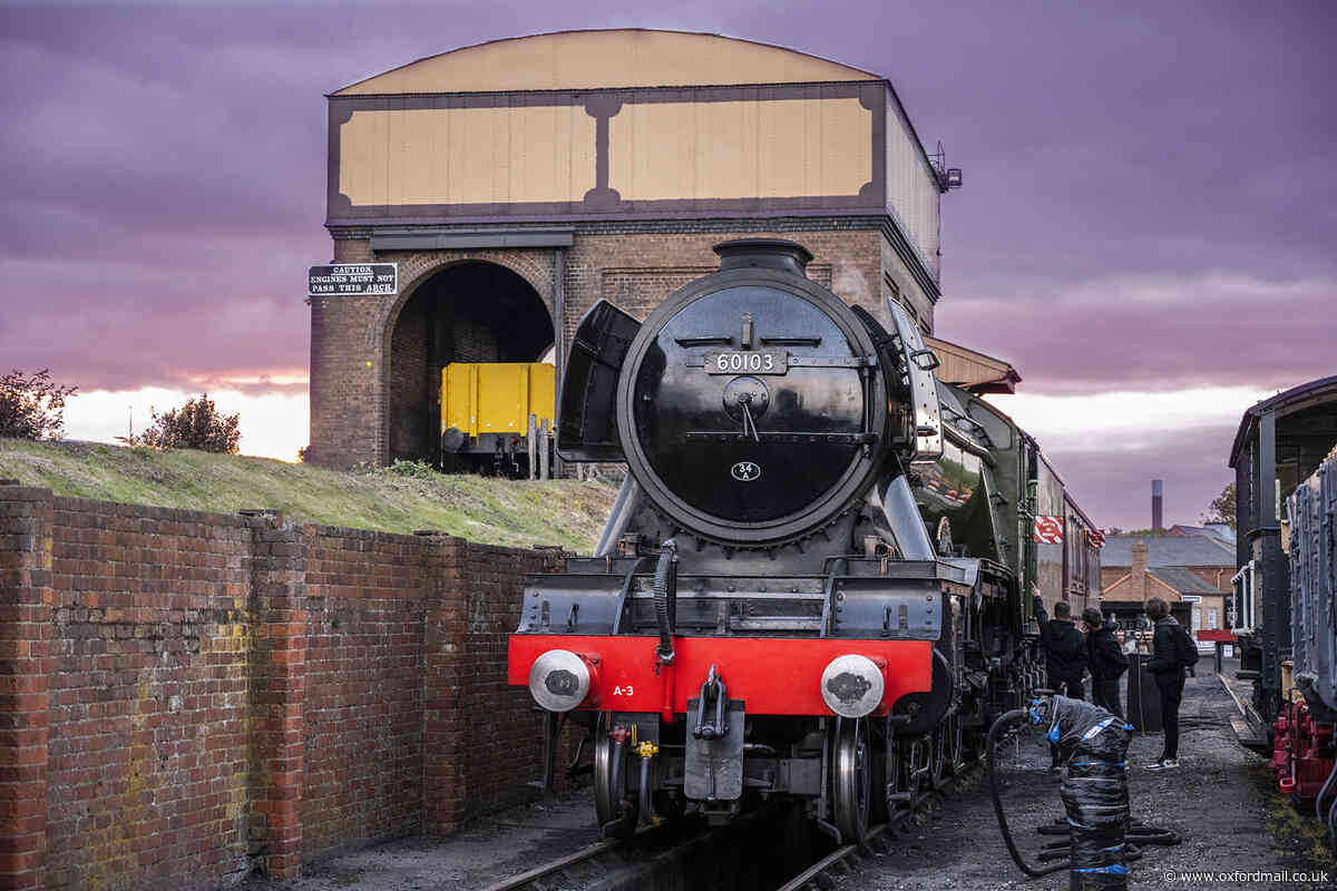 Iconic Flying Scotsman captured by photographers in Oxfordshire