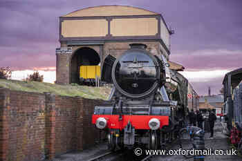 Iconic Flying Scotsman captured by photographers in Oxfordshire