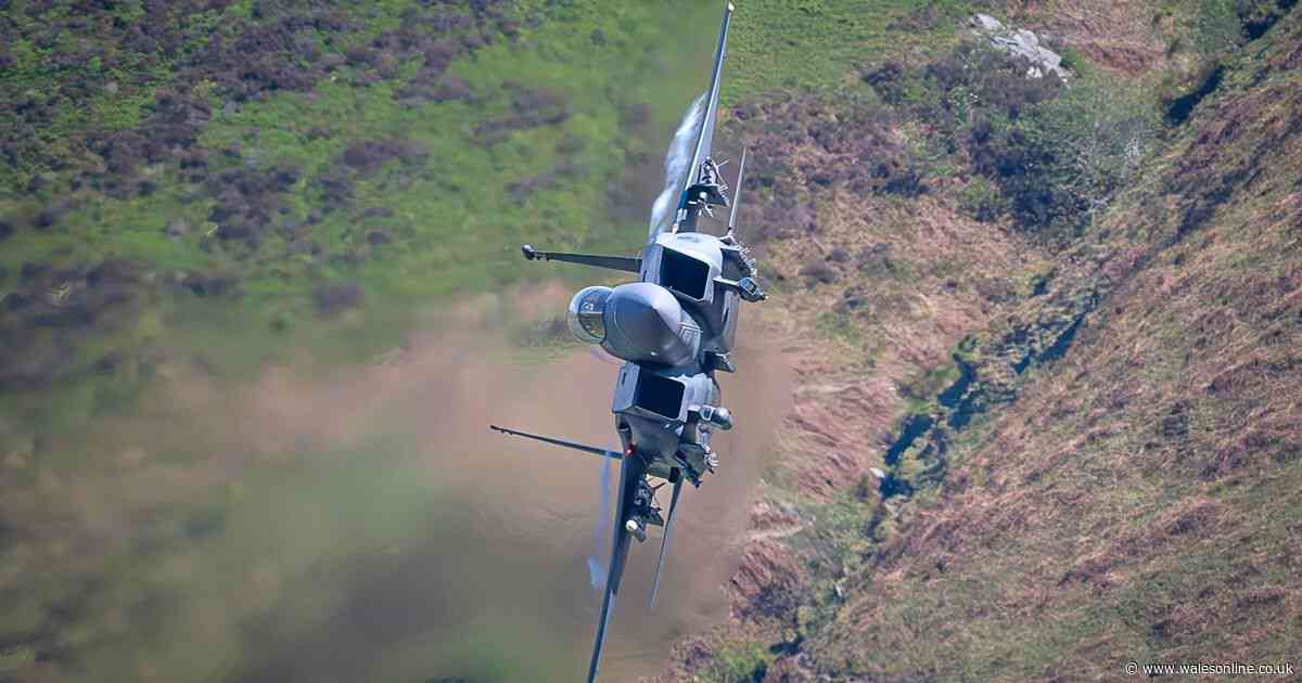 US warplane seen tearing through sky over Wales