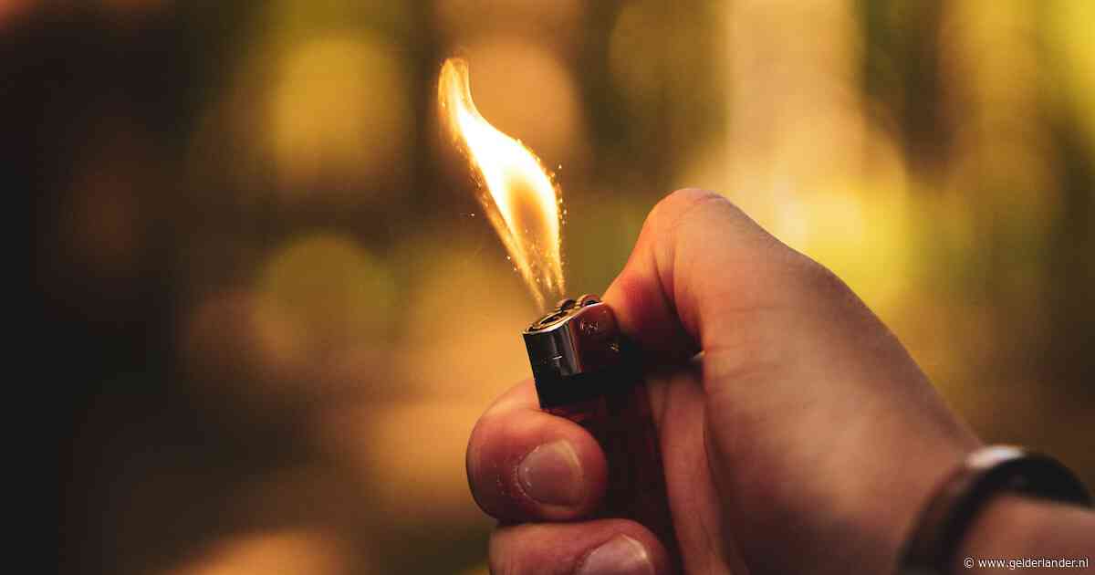 Vrouw kan maar niet van de drank afblijven en sticht brand in poging uit leven te stappen