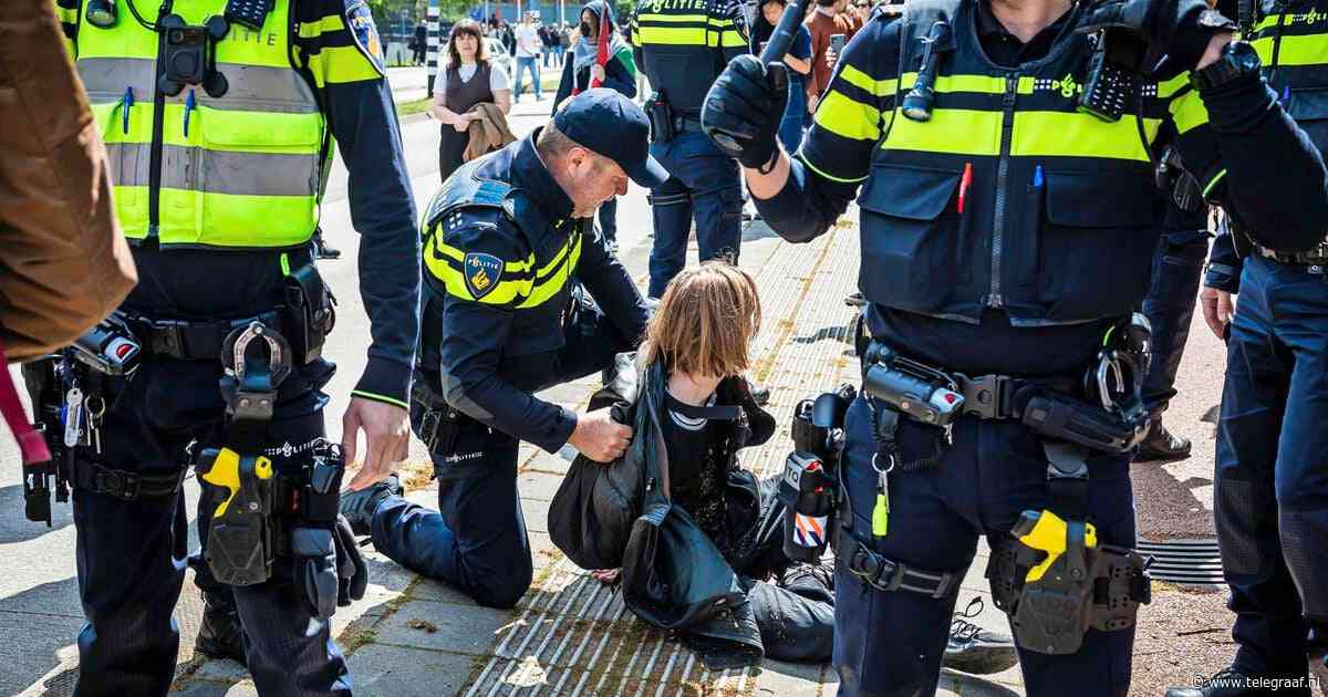 Politie treedt hard op tegen gewelddadige demonstranten Radboud, politiehond bijt pro-Palestijnse activist in been